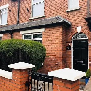 https://cosy-two-bed-terraced-house-7min-drive-from-city.belfasthotelsireland.com